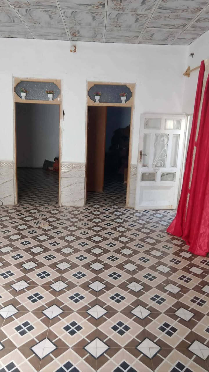 بيت عمود134طريق ياعلي مساحه 150متر بي غرفتين وصاله ومطبخ وستقبال وطارمه جبيره وصحيات خارجيه وداخليه وسقوف ثانويه وسيراميك وبرسلين يبعد عن الشارع 350 متر سعره 28 وبي مجال قرار محكمه مشمول بتطويب اتصال ع هذه الرقم ***********

