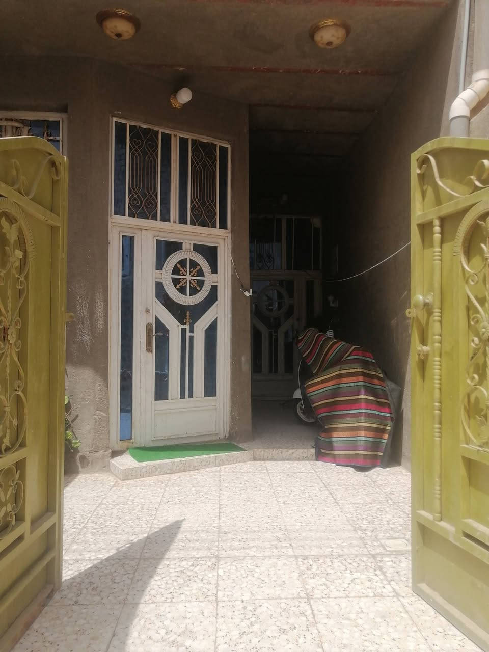 بيت للبيع المساحه(122) قاطين مبني كامل يحتوي على استقبال ومطبخ وصاله كبيره و3غرف نوم. بناء حديث الموقع /الشيشان الثانيه قرب السايدين (طابو صرف)للاستفسار الاتصال ع الرقم ***********
