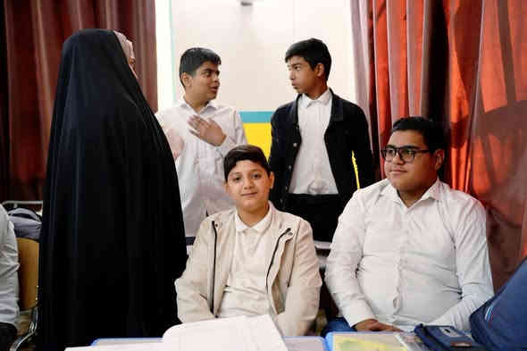 الصحة المدرسية عنوان لزرع الحياة في صدور الطلبة.

زار فريق مركز صحي حي  المعلمين  ثانوية الكوثر الاهلية النموذجية للبنين مساء يوم الأربعاء ١١/٢٦

قدم الفريق نشاطًا توعويًا حول مقاومة مضادات الميكروبات، وفحص النظر شمل محاضرة داخل المدرسة، إضافة إلى لقاءات جماعية وفردية مع الطلبة والمدرسين. 

النشاط ركز على توضيح مخاطر الاستخدام الخاطئ للمضادات الحيوية، وكيف يمكن أن يؤدي ذلك إلى ظهور جراثيم مقاومة يصعب علاجها، مع التأكيد على أهمية الالتزام بوصفة الطبيب وعدم تناول أي مضاد من دون استشارة.

كما كانت هذهِ الزيارة ليست مجرد جولة تفقدية، بل رسالة مستمرة بأن الصحة تبدأ من الوعي، ومن قاعات الدرس قبل عيادات العلاج.
أن الوقاية ليست إجراءً عابرًا، بل ثقافة حياة.

ثانوية الكوثر الاهلية النموذجية للبنين نبع العلم والمعرفة 
الموقع / النجف الاشرف/ حي السعد/ شارع جامع ابن كمونه/مقابل القنصلية الايرانية سابقا/مجاور مكاتب السياحة والسفر. 
للاستفسار الاتصال 
ممثل الهيئة التأسيسية 
*********** 
الحسابات 
***********
الإعلام 
*********** 
القادم أفضل أن شاء الله
