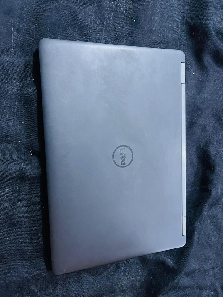 لابتوب dell
كور i7 الجيل السادس 
هارد ٢٥٦ ssd
رام ٨ كيكا 
كارت شاشه ٢ كيكا
لابتوب مواصفاته حلوه تجمع بين الدراسه والامور البرمجيه وبرامج القويه والالعاب 
سعره 275 
***********
