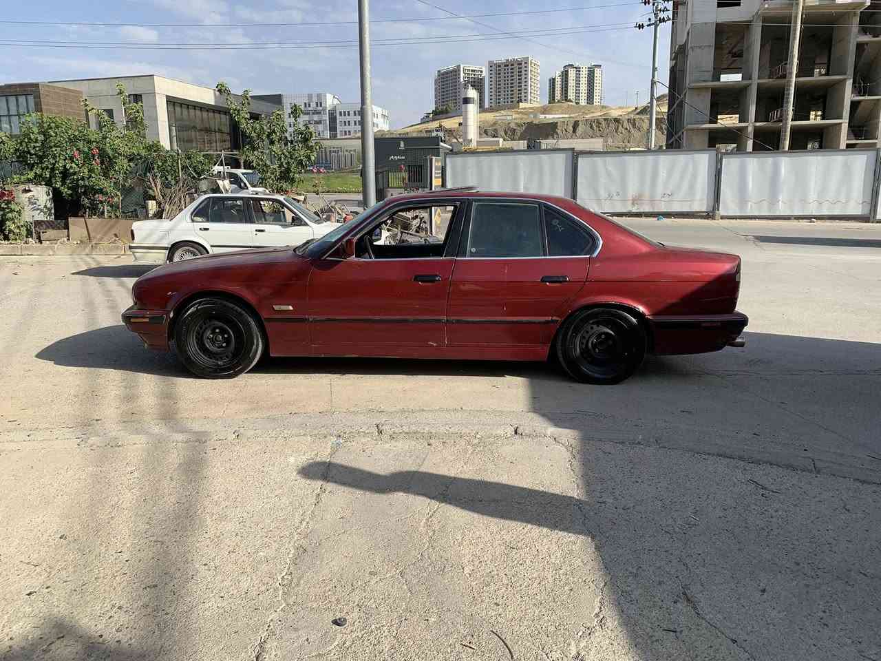 سەرەتا بەناوی خوا BM بۆفرۆشتن مۆدێل ١٩٩٣ ٥٢٠ گێڕ عادی دوجام کارەبا سڵاید دەعمو لێدراوی نیە مەکینەو گێڕ بە شەرت یەکتۆز سەوتی جوعبی تیایە ئاڕم پلاستیکی هەولێرە ئەوەلیات بە شەرت بەس ئاڕمەکەی کاڵ بۆتەوە  ژ.م :***********  نرخ ٢٢$ معامەلە . تکایە گەر موشتەری نیت سەرمان مەیە شێنە
