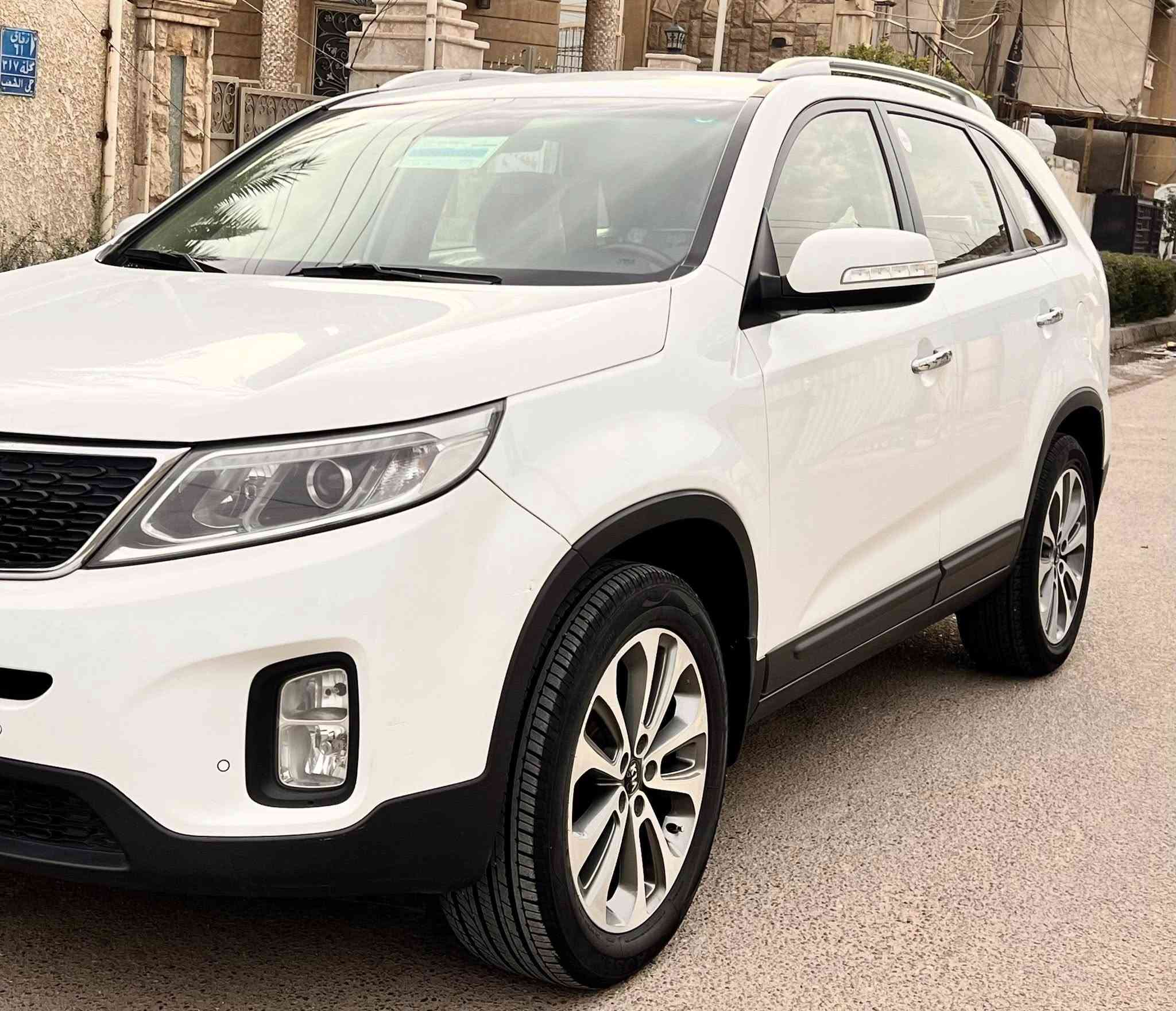 السلام عليكم 
سورنتو 2015 خليجي مكفولة كفاله عامه لا صبغ لا ضربه لا تبديل ولا بارد عده بارد بسيط بلجنطة رقم بغداد الجديد بأسمي ماشيه 130 
مواصفاتها 
بصمة 
كشنات كهرباء 
حساسات امامي خلفي 
نظام ايكو 
محرك 6 سلندر 
7 راكب 
3 قطع تبريد  
وبعد بيها هواي مواصفات 
السياره جاهزة برغي ما بيها نقص من تخم تاير وباتري جديد ودوشمه وحداديه  
السعر 188 ورقة وبيها مجال 
الرقم *********** 
مكانها بغداد
