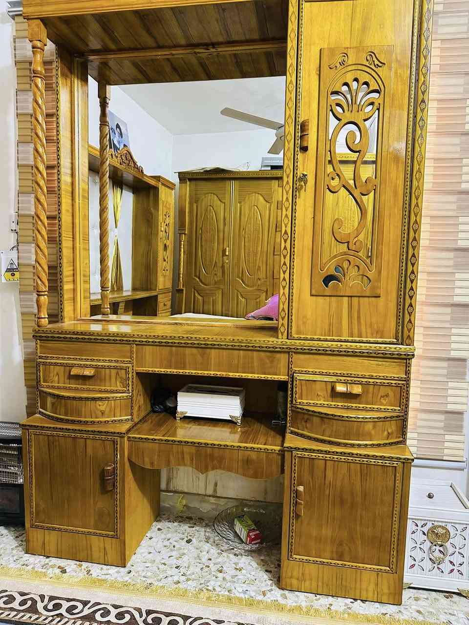 من رخصت الادمن سلام عليكم غرفه نوم جديده صارلي٣تشهر من اخذته للبيع عدي ضرف متكونه من كنتور 5باب وجربايه مسرح وميز تواليت وملحق 2باب للاستفسار ***********
السعر (مليون و٣٠٠الف ) وبيه مجال وعدي سبلت ميديا 2طن جديد شغلته مره وحده سعره(850 )وبي مجال
