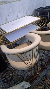 طاولة • ديكور منزلي