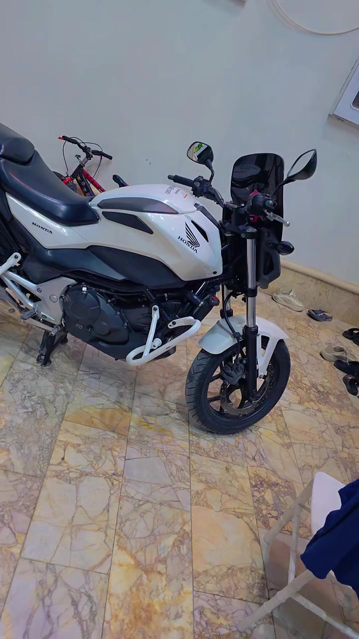 دراجه هوند sn700c دراجه رمبه نظيفه كلش بدون اوراق بيه وصل معرض سعر ٢٣ورقه عنوان كربلاء 
***********
