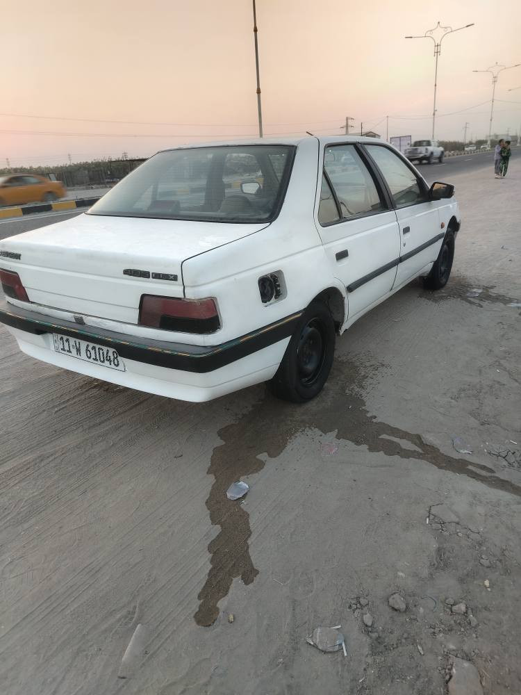 السلام عليكم سياره بيجو405 رقم بغدادوانه بسمي سياره جاهزه مكينه كير محوره كورله كهربياتها جاهزه ناصريه إسكان الصناعي 33 وبيه مجال ***********
