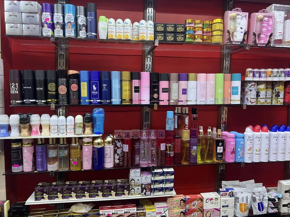 السلام عليكم للبيع محل كوزمتك لئن ممتفرغله ودوام المحل كامل من كل النواحي والبظاعه البي كلهن من الشركات ع الاكثر المحل صارله فاتح اكثر من 10 سنوات تريد تاخذ البظاعه تريد تاخذ المحل عادي وتكعد بي العنوان بغداد الدوره شارع الشرطه السعر ٦ ملايين وبي مجال 
***********
