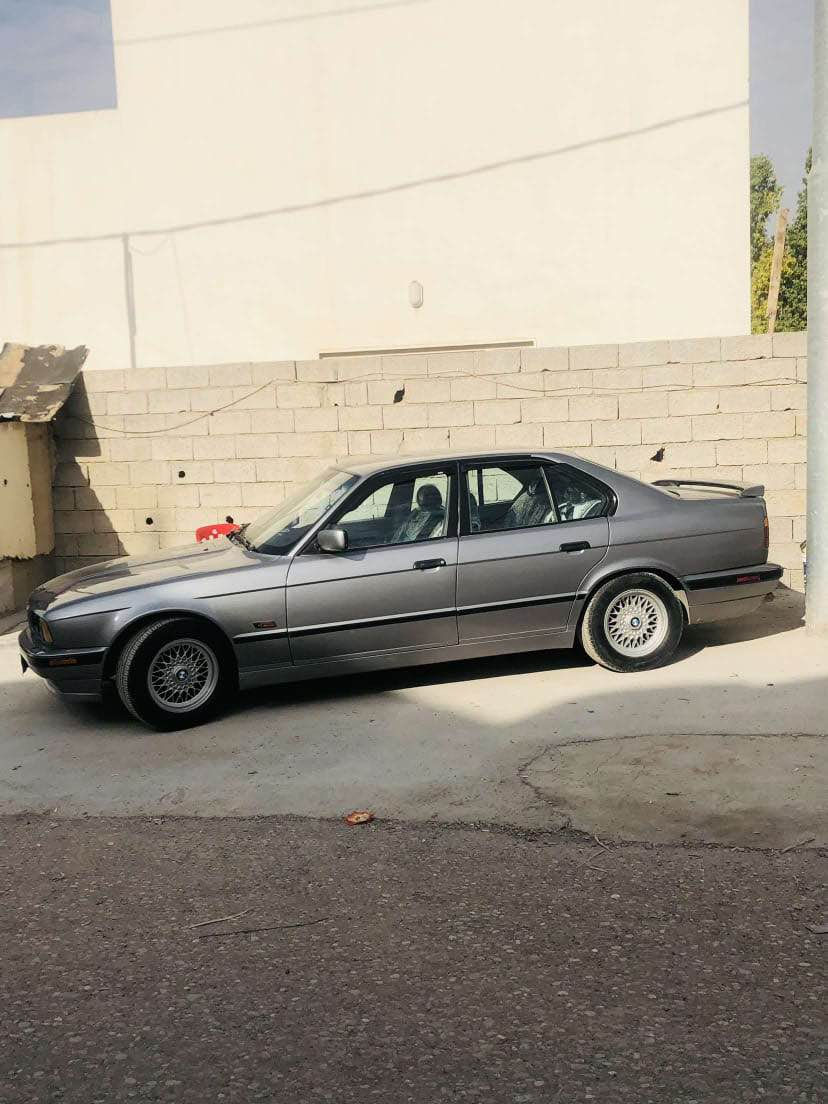 BMW/E34/525AI//1991
گيرومه كينه و اكسلى به شه رت
فول فوله به س سلايد نيه توماتيكه
بى ده عم و بى ليدانه 
جوارتايه ى نويى له ژيره 
سه ياره كه زورجوانه 
له سه ر بيلاد ماوه ته وه 
شوين هه ولير *********** أربيل, العراق
