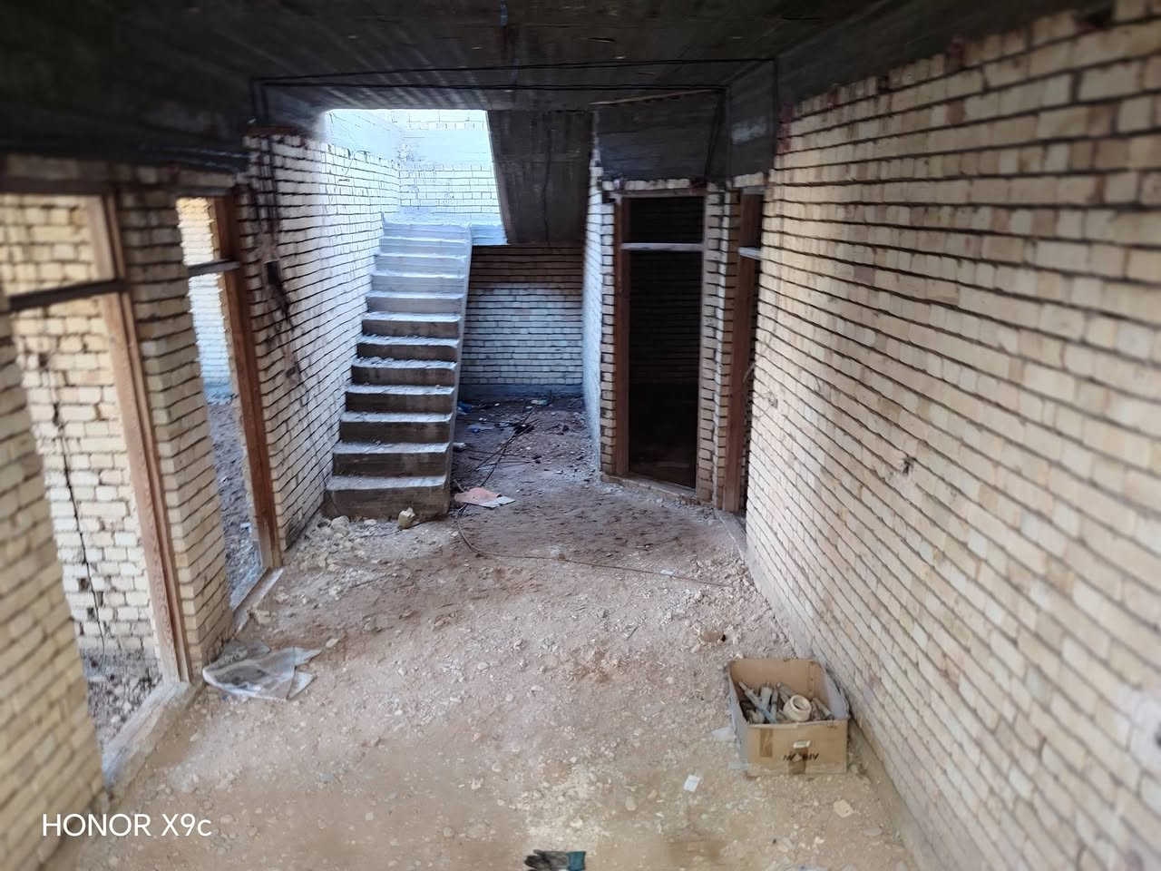 سلام عليكم الدار للبيع مساحة200م
يتكون الدار من غرفتين مطبخ استقبال صالة وترك وصحيات خارجية وداخلية مكان الدار صويرة التقاطع خلف المحطة الفرنسية للستفسار الاتصال علئ الرقم  ***********
