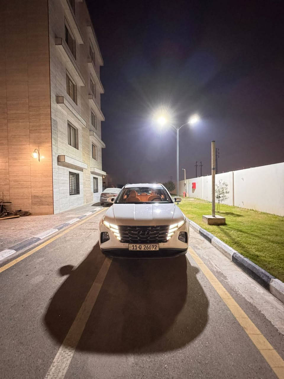 السلام عليكم…
هونداي توكسان 2024  ضمان الاولى 
تبديلات الدهن كلهن بل الشركه وصيانه كامله السياره بعدها بل الضمان 
ماشيه 15الف كيلو متر 
السياره فول مواصفات عدا الفتحه 
بصمه تشغيل 
2 بصمات 
كشنات كهرباء 
داخل لونين 
شاشه 
كامره 
حساس امامي خلفي 
اوتو هولد 
سايد بريك بصمه 
مثبت سرعة 
تحكم ستيرن 
شاحن واير ليش 
مري شفط 
لايت LED
ويل حجم 18
ثلاث وضعيات قياده 
عداد دجتل 
وبعد بيها هواي مواصفات 
السياره جاهزه من كل نواحي وجديده بمعنى الكلمه طلعتها ع ايدي من الشركه 
فقط هاذه البارد الي بصندوك وشويه بل الباب رصعه مال حصوايه عدا ذني السياره كفاله عامه واحلا بل الحقيقه من الصور 
واسف ع الاطاله تحياتي للجميع 
مكان السياره بغداد زعفرانيه 
للاستفسار الاتصال ع الرقم ***********
