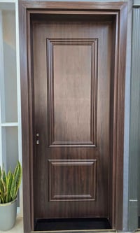 باب ضخم • عازل صوت • محتاج ترميم