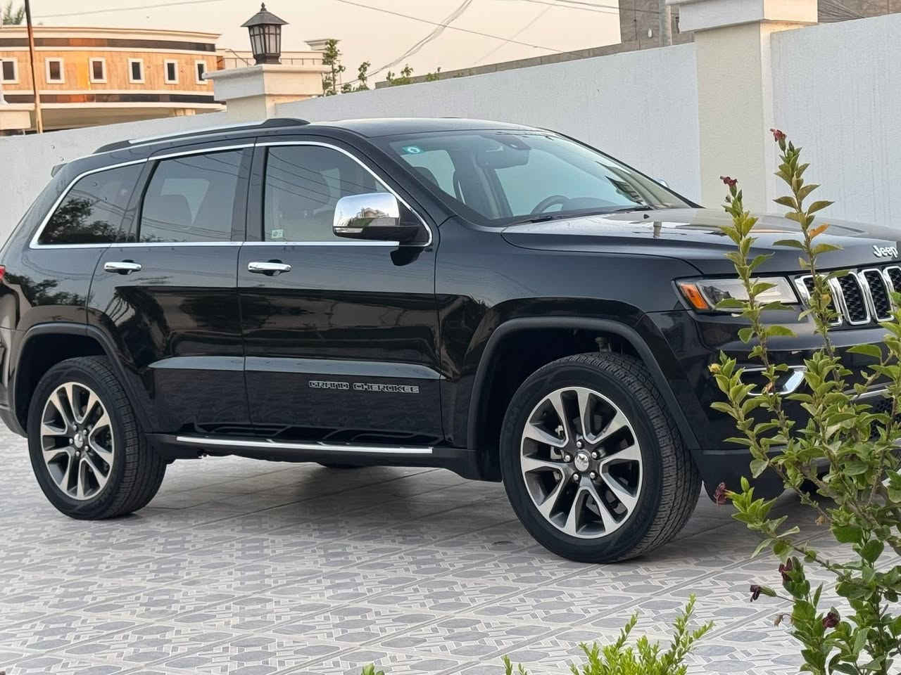 جيب كراند شيروكي 2018 
فور ويل 
سياره لمتدد
ماشيه 183 كليو متر 
سياره كلين 
داخل بيجي 
 بانوراما 
كشن تبيرد -تدفئه
اطفاء ذاتي 
رادار جانبي وخلفي
صندك كهرباء 
ماوس وتحكومات قياده
كشن خزن 
ستيرن كهرباء  
لمتدد معروفه بمواصفاتها 
سياره جديده كلش 
بيها تخم تاير دلوب 
حجي الويل 20
بعد بيها هواي مواصفات 
تحويل مباشر 
المكان رمادي 
السعر 290
اتصال ‭0782 840 4190
