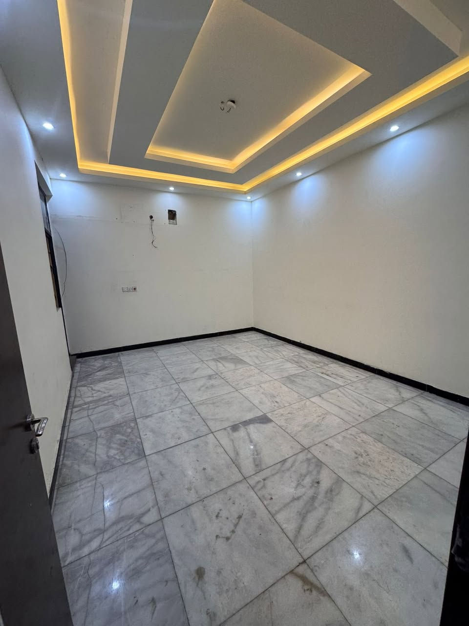 #لـلايـجـار فـي السيـديـة

بيت مودرن 90م يحتوي على 
ثلاث طوابق اربع غرف نوم وصالة ومطبخ وخدمات صحيـة .

يسلم الدار مصبوغ كامل بدون اي نقص . 

لـلاستفسار : *********** متوفر واتساب .

بأمكانك عرض عقارك عندنا 
زبائننا الكرام نستقبل كافة عروضكم وطلباتكم 

#مكتب_القيسي_للعقار_والأعمار
شارع المركز مقابل مستلزمات التفاح الاخضر .
