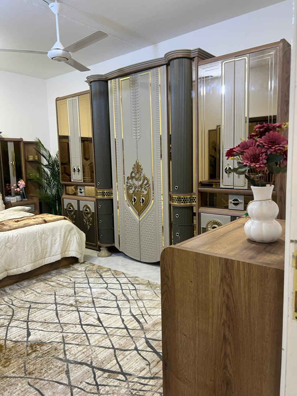 السلام عليكم ورحمة الله وبركاته 
للبيع دار مساحة ١٥٠ متر طابقين في مجمع قرية الغدير ٢
محافظة النجف الأشرف 
مرحلة اولى بلوك واتجاه الدار شمالي 
يحتوي غرفتين سويت
انضف وأجمل دار  ١٥٠ متر مؤثث بالكامل فول كلة جديد
فول الإضافات المتعارف عليها 
فارغ وجاهز للسكن مباشرةً 
السعر ١٧٨ مليون نقداً فقط الراغب بالشراء يتصل
الدار طابو مُلك صرف سند حُر تحويل فوري
***********
