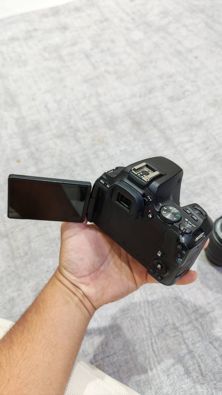 📸 للبيع: Canon 250D (EOS Rebel SL3) بحالة ممتازة جدًا
مواصفات الكاميرا:
✅ مستشعر APS-C بدقة 24.1 ميجابكسل 
✅ معالج DIGIC 8 السريع 
✅ تصوير فيديو 4K UHD 
✅ شاشة لمس متحركة بالكامل (Vari-Angle)
 ✅ نظام تركيز Dual Pixel AF (في تصوير Full HD) ✅ اتصال Wi-Fi وBluetooth 
✅ خفيفة الوزن وسهلة الاستخدام، مناسبة للمبتدئين والمحترفين وصناع المحتوى.
المرفقات:
 📷 عدسة Canon 18-55mm 
📷 عدسة Canon 50mm f/1.8 
🔋 بطارية عدد 1
💾 كارت ذاكرة 32GB 
🛡️ درع جيلاتين لحماية شاشة الكاميرا
💰 السعر:550 الف
📍 الكاميرا بحالة ممتازة وجاهزة للاستخدام مباشرة.
📞 للتواصل عبر واتساب أو الاتصال: 

***********

اذ تحب تشوف تصوير الكاميرا ودقتها ادخل هنا 
https://www.instagram.com/fusion__pho?igsh=MWgyMHhydmRyYjNwNg==
