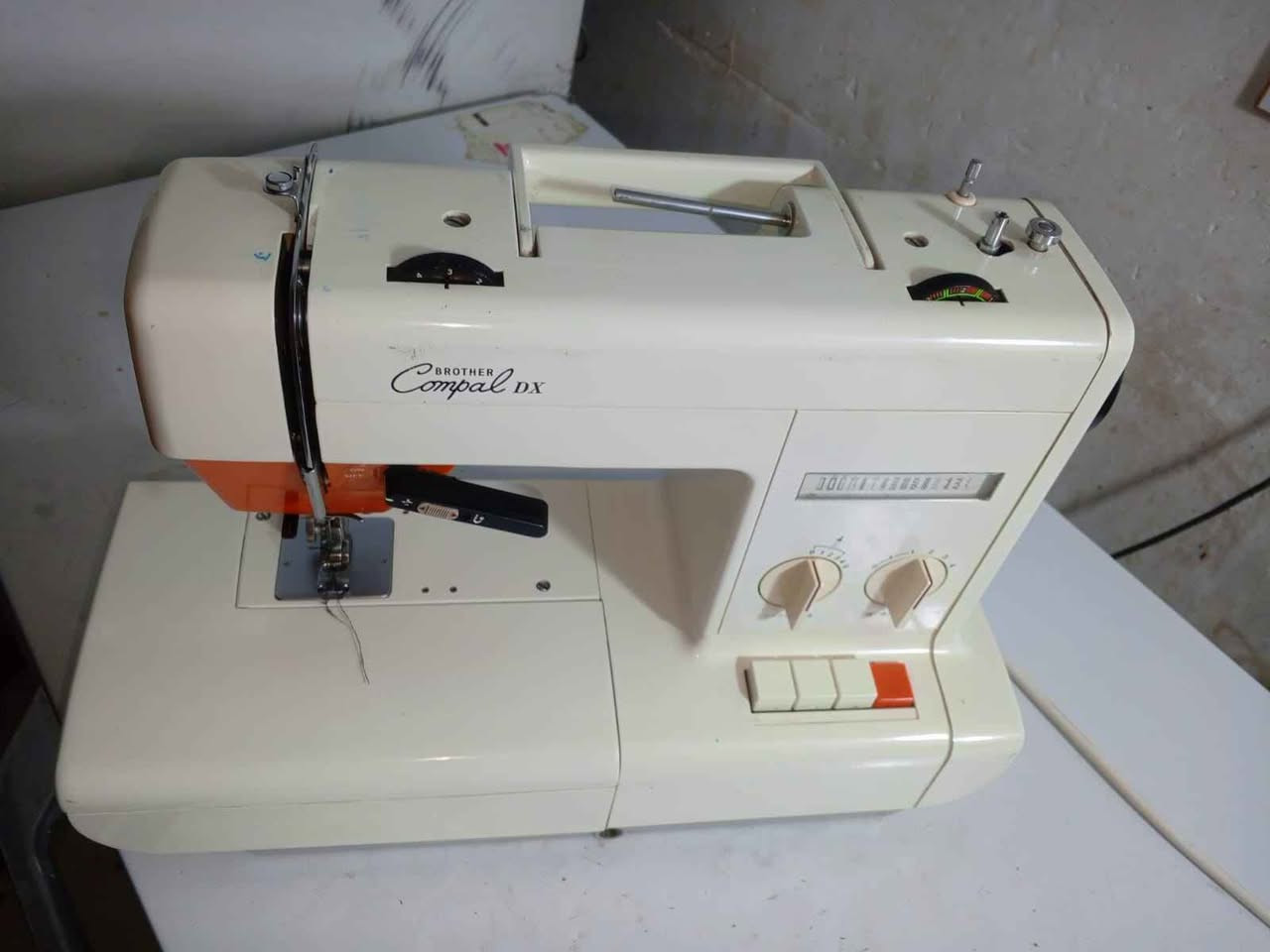 مكينه خياطه ياباني برذر كومبال ١٢ نقشه كلهن شغالات نضام تشغيل دواسه مكينه شرط بعدهي بكارتونه زلغ مابيه مكينه نضيفه وخياطه نضيف وكل نقشات تشتغل خياط وتطريز ونقشاته سعر ٧٥ الف وبيه مجال *********** للإستفسار ناصرية, ذي قار
