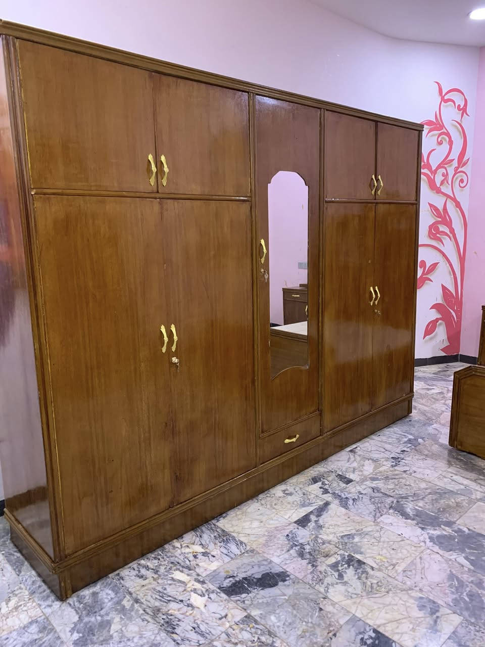 من رخصت مدير محترم الغرفه خمسه ملحق صاج تفصال درجه اولى خشب ثقيل داخل وخارج صاج نضيفه اي ضرار مابيه ضهر جرجوبه تخت جربايه صاج بلوك نقوش كله صاج يدوي السعر 500 رقم هاتف *********** بغداد مكلفه بالنشر اتصال عل رقم فقط
