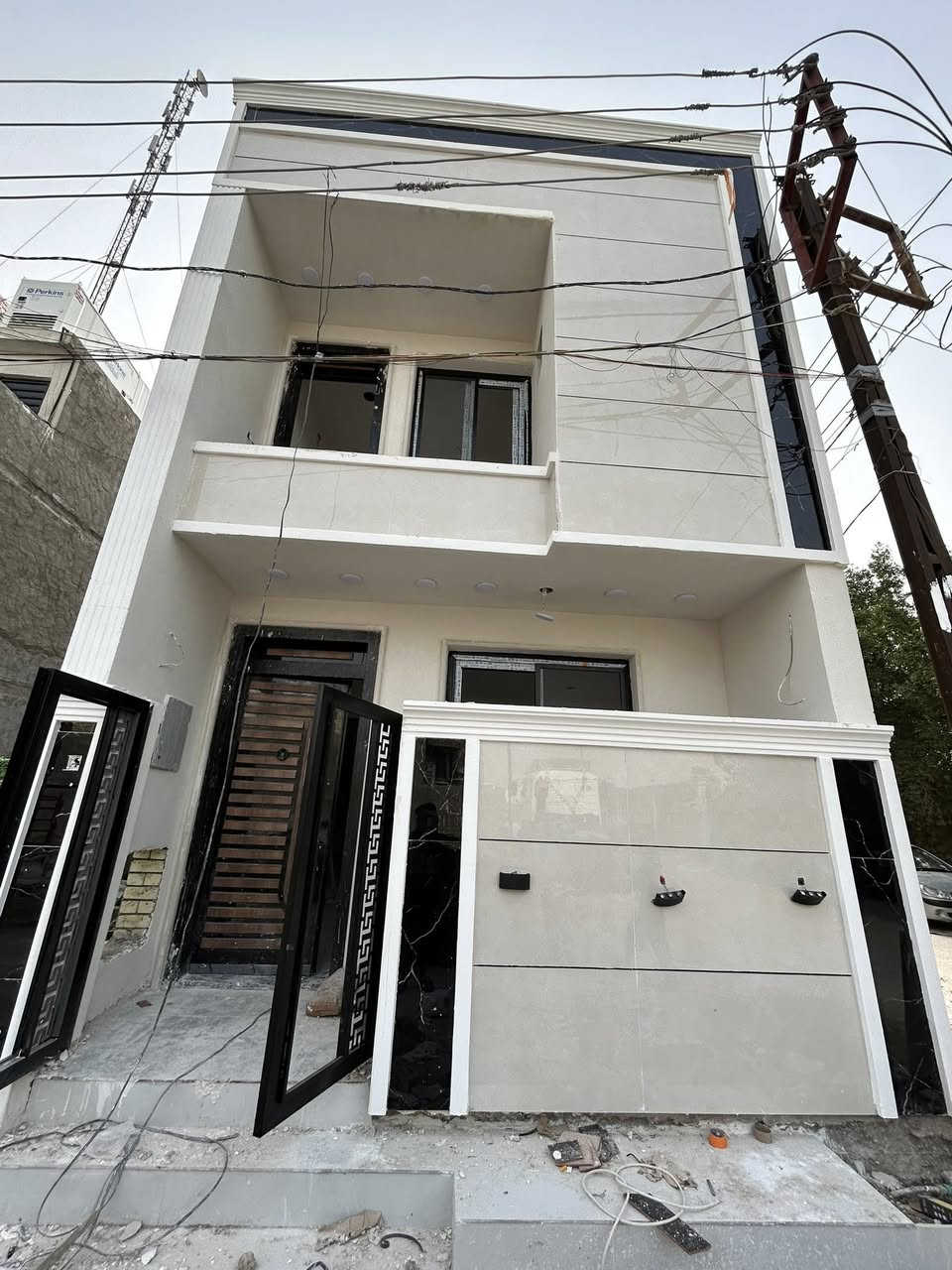 ✨السلام عليكم 
🏠#للبيع_بيت_ركن 50متر واجهيه 5متر نزال 10متر 
🏗️بناء طابقين ونص

📍العنوان #بغداد_الدور_البوعيثه
⬅️مجمع السلطان الاول فرع 6 

🔹يحتوي البيت على؛
✅غرف منام 3-
✅ستقبال-
✅مطبخ-
✅مجمع صحيات 2-

🔴 ملاحضه البيت قيد الإنشاء خلال 10 ايام البيت يجهز✨ 

🔹نوع العقار طابو زراعي سند 25 اقرار محكمه

🔴السعر 95 ""مليون 

🔹البيت واضح بصور للاستفسار خاص او الاتصال على الرقم  
 واتساب ♦️***********♦️
