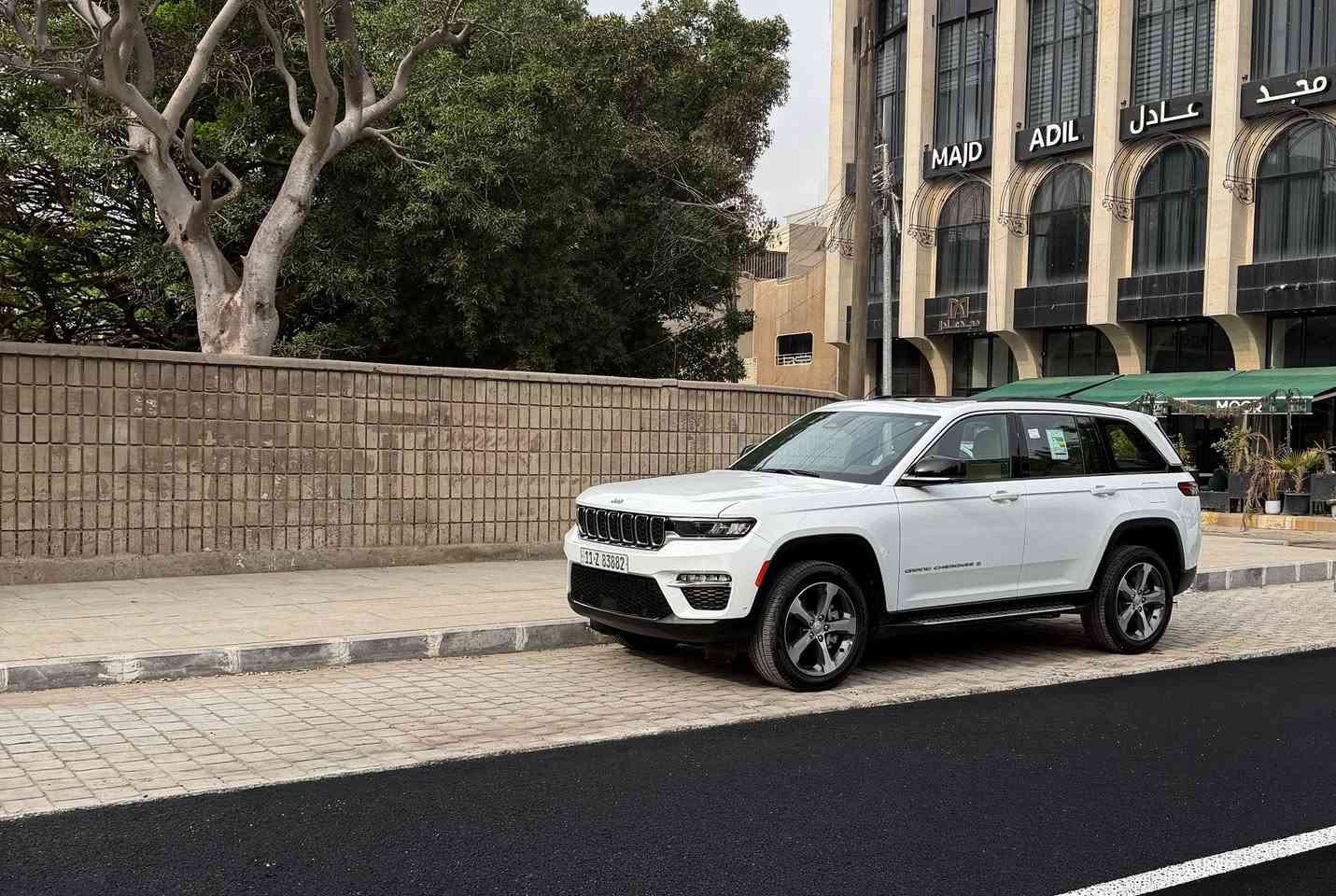 السلام عليكم،
للبيع: جيب لمتد بلاس (Jeep Limited Plus) 🚗
🔹 الحالة: [مكفولة وكالة هارلم / بحالة الوكالة].

🔹 ماشية: 3 ألف كم فقط.

🔴 المواصفات:
🔺 المحرك: 6 سلندر، سعة 3.6 لتر.

🔺 النظام: دفع رباعي (4X4) مع وضعيات قيادة متعددة.

🔺 المقصورة: مقاعد جلد فاخرة (تدفئة وتبريد للمقاعد الأمامية).

🔺 التكنولوجيا: شاشة كبيرة تدعم Apple CarPlay و Android Auto.

🔺 النظام الصوتي: نظام صوتي بريميوم عالي الجودة.

🔺 الأمان: رادار، تنبيه خروج عن المسار، كاميرا °360، وحساسات أمامية وخلفية، توقف ذاتي.

🔺 الإضافات: فتحة + سقف بانوراما، تشغيل عن بعد، دخول ذكي، صندوق كهربائي، مرايا جانبية كهربائية.

🔷 رقمها حلو شبه مميز.

💰 السعر: 46,500$ وبيها مجال

🔴 السيارة مغلفة بچم PPF ضمان 10 سنوات
يجي وياها چادر خاص مضاد للشمس والحالوب غير مُستعمل + أرضية روزلاين + لاصق حماية للشاشة الوسطية غير مُستعمل.

📞 للتواصل والاستفسار: ***********
📍العنوان: بغداد، العرصات
