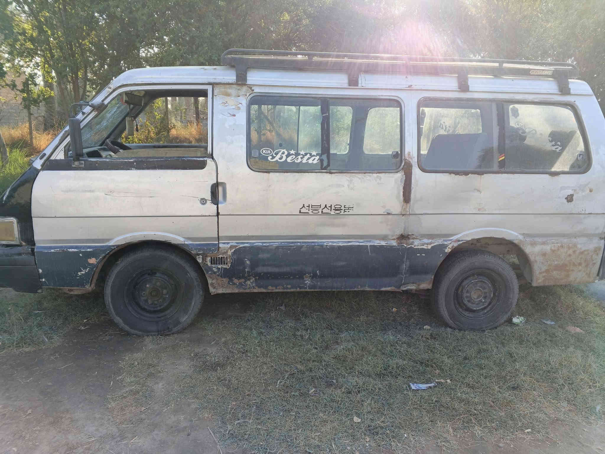 سلام عليكم سياره للبيع 94مصفره هيئه وغرامات تخم تاير راعيهة موجود سنويه ال 27 السعر 22 وبيه مجال ***********
