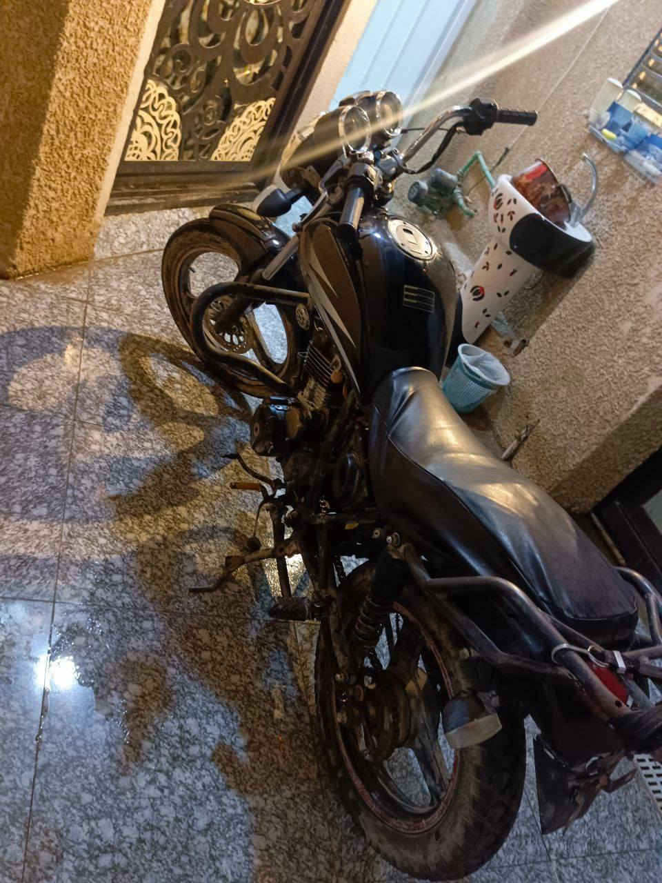 المواصفات:
🏍️ نوع: دراجة نارية ستريت / كلاسيك
⚙️ سعة المحرك: تقريبًا 125 cc أو 150 cc
🔧 عدد السرعات: 5 سرعات يدوية
🌀 تبريد: هوائي
🛞 فرامل أمامية: ديسك
🛞 فرامل خلفية: درم
🔋 تشغيل: سلف (كهرباء) + رجل
🔗 دفع: سلسلة (Chain Drive)
📍 اللون: أسود
📌 حالتها: مستعملة، تشغيل ممتاز، مناسبة للتنقل اليومي
ملاحظات:
✔️ اقتصادية على البنزين
✔️ صيانتها بسيطة
✔️ ممتعة للمدينة والطرقات القريبة
💰 سعر: 400بيها مجال للطيبين
📞 للتواصل *********** او خاص
مكان: كربلاء قرب مستشفى الكفيل التخصصي
