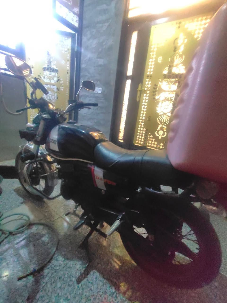 🔥🏍 للبيع دراجة دايون لاتي نظيفة جداً ومميزة 🏍🔥

🔹 محرك 200 CC قوي سحب ممتاز وناعم بالطريق 💪
🔹 تايرات نظيفة شبه جديدة وثبات عالي 🛞
🔹 إشارات يمين ويسار شغالة تمام ✔️
🔹 كل الكهربائيات شغالة (ضو عالي وواطي، إشارات، هورن) 💡🔌
🔹 تشغيل سلف + دعسة وتشتغل بسرعة ⚡
🔹 بريكات قوية كدام وورا وثبات ممتاز 🛑
🔹 ممتصات صدمات مريحة مناسبة للشارع والسفر 🚦
🔹 عداد كامل شغال (سرعة – بنزين – إشارات) 📟
🔹 كروم ولمعة حلوة والدراجة مرتبة ✨
🔹 حاملة خلفية قوية تنفع للشغل أو الاستخدام اليومي 📦

📄 مرقمة باسمي مباشرة
🔁 التحويل ممكن ثاني يوم بكل سهولة

💰 السعر: 2750

الدراجة نظيفة وما محتاجة أي صرف وجاهزة للاستخدام 👌
📩 للجادين فقط المراسلة خاص 🤝
او الاتصال على الرقم***********
