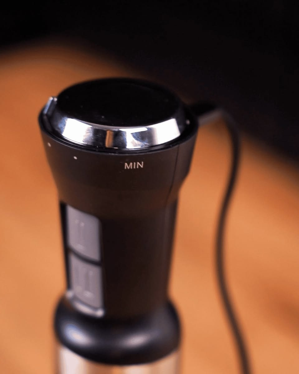 الاستخدامات

خلط وتحضير الشوربات الساخنة والباردة مباشرة في القدر

تحضير العصائر الطازجة والسموثي

هرس البطاطا والخضروات

تحضير أغذية الأطفال بسهولة

خلط الصلصات، الكريمة، والمواد السائلة وشبه الصلبة

مناسب للاستخدام المنزلي اليومي

المميزات

محرك قوي بقدرة 2000 واط لأداء سريع وفعّال

21 مستوى سرعة للتحكم الدقيق حسب نوع المكونات

شفرتان متقاطعتان 4 شفرات من الستانلس ستيل بتصميم ماسي معكوس لخلط متجانس

عصا خلط من الفولاذ المقاوم للصدأ (Stainless Steel Stick)

زرين للتحكم بالسرعة (I  II) لسهولة الاستخدام

تصميم مريح لليد مع قبضة ثابتة

يعمل على جهد 220–240 فولت | 5060 هرتز

مناسب لخلط الشوربات، الصلصات، وأغذية الأطفال

خامات متينة وجودة تصنيع عالية

محتويات الصندوق

خلاط يدوي Super Crest

دليل الاستخدام

علبة المنتج الأصلية

قياس المنتج: طول 7  عرض 7  ارتفاع 40.

طول السلك: 90 سم.

الملاحظات

لا يُغمر الجزء العلوي (المحرك) بالماء

للحجز والاستفسار مراسلة الصفحه 🫥


**إذا كنت صاحب هذا الإعلان وتريد حذفه لأي سبب، رجاءا أرسل رسالة إلى الدعم الفني**