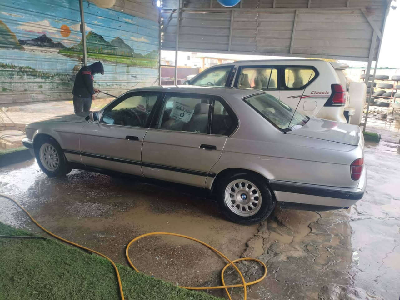 السلام عليكم
بيئيم ٧٣٥ رقم دولي نينوى شرط تحويل 
سياره جاهزه وحلوه حيل 
كير عادي شرط 
محرك شرط 
طخم تاير جديد 
كهربائيات كله شغاله 
لايت عالي ناصي زنون 
السعر ٣٨ وبيه مجال 
*********** 
يرهم مراوس حسب القناعه
