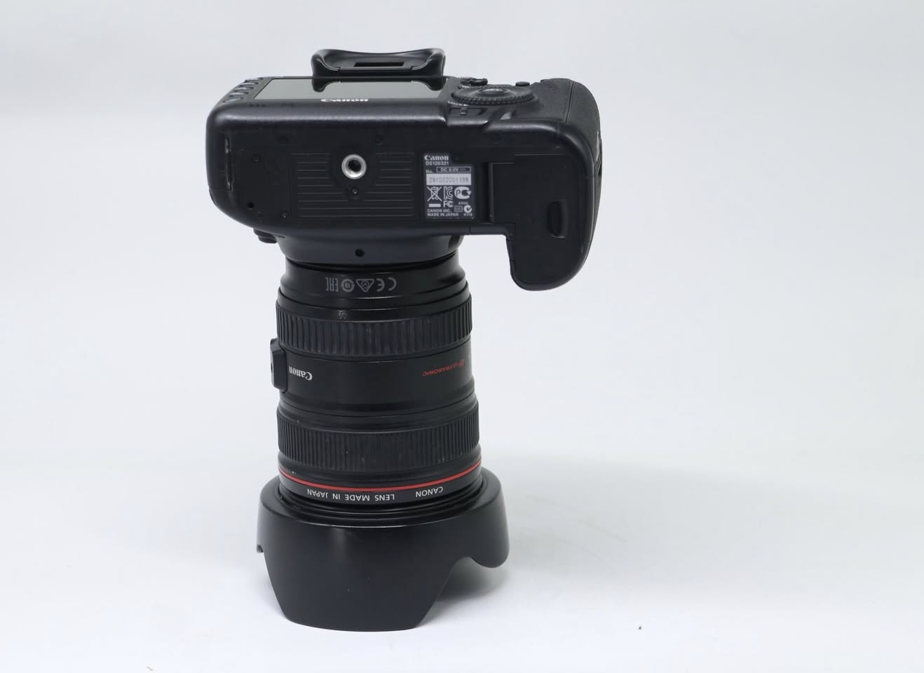 كأمره كانون   (💣 ✨5D Mark 3 📸💣)
مع عدسه 24-105 رنك احمر فول فريم 
نضافه 95/100 كامل ملحقات
1- رام 32✅
2- حقيبه✅
3- حزام كتف✅
4- شاحنه اصليه ✅
5 بطاريه اصليه ✅ 
6- توصاله نقل صور ✅
يوجد توصيل كل العراق 🚚 السعر (⬅️.  ➡️) 
 ***********
