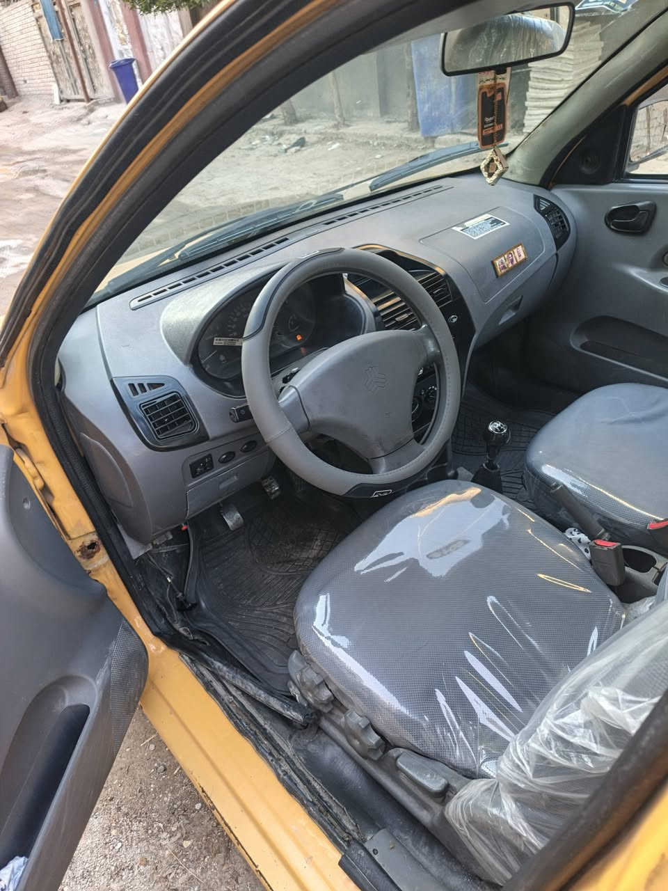 سيارة طيبه ٢٠١٥باسمي مصفره هيئة وغرامات كلهه شغاله بيه ضربه  باب السايق ولباب الخلفي سعرها ٣٣ورقه واذا مراوس بسياره وتماتيك اراوس بغداد الزعفرانيه ***********
