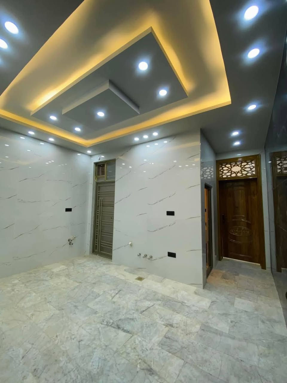 دار للبيع او مراوس و عله مبادرة في حي السلام مساحه ١٠٠متر ثلاث غرف نوم ٢صاله والاستقبال ومطبخ صحيات جديد غير مسكون مكان مميز جدا صب كونكريت بناه درجه اولى هندسي شارع 10 مفتوح على شارع 25 وشارع 15 مكان مميز جدا
مكتب الرحمن للعقار *********** احمد الكعبي
