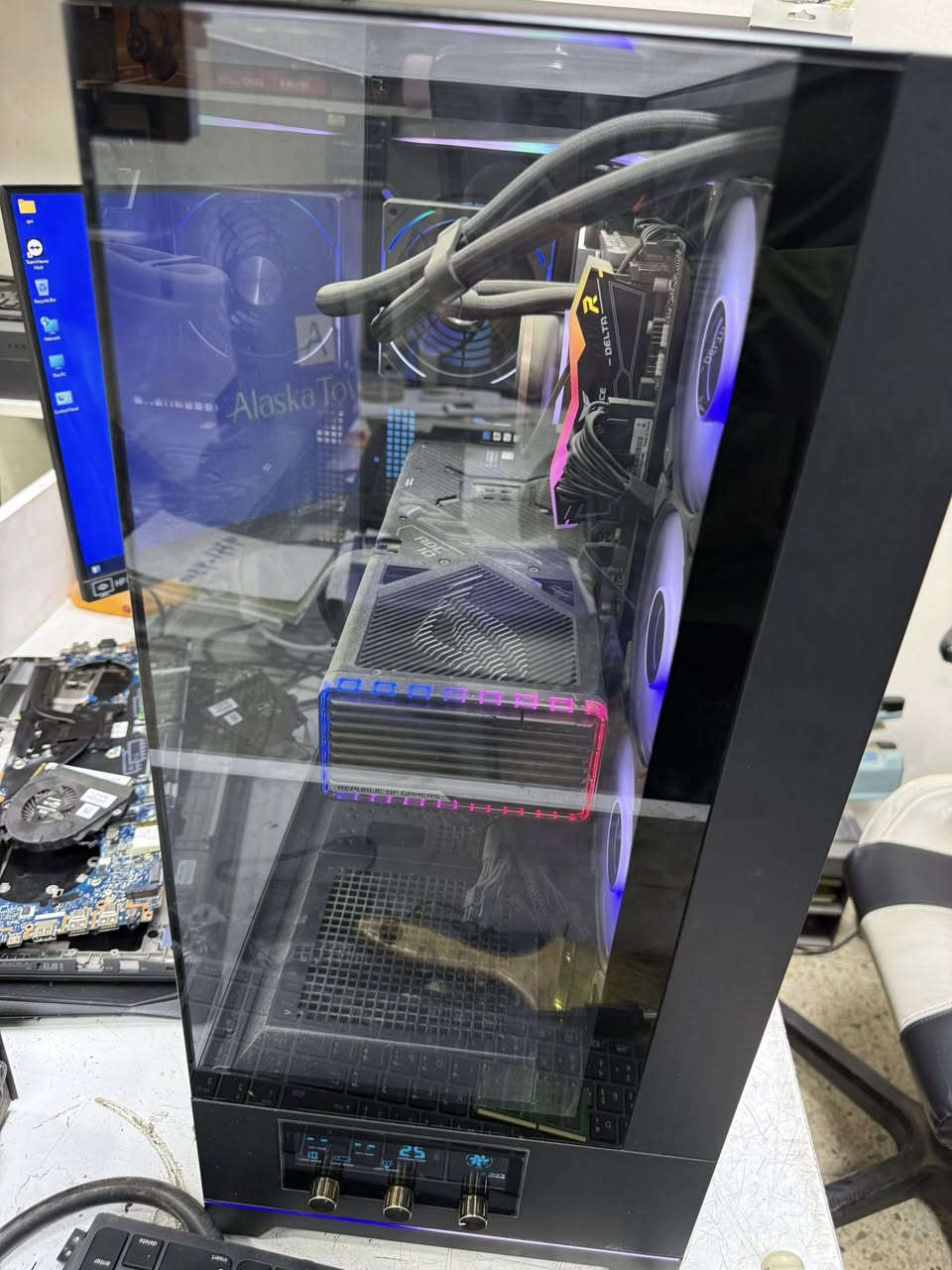 للبيع
الموصفات 
1-case class full towr
2- P.S  looow  Gen 5 Cooler mastr
3- Cooling 360mm dank  flash
4- cpu I9 Gen 14
5- Ram 64G (32*2) T-force
6- Hard 4T (2*2T) lexev NVME
7- UGA. 40/90 RTX  AIVS
8- M.B \.  ASVS
للاستفسار الاتصال ع الرقم الاتي ***********
علمآ ان ال case مستعمل 4 اشهر فقط
