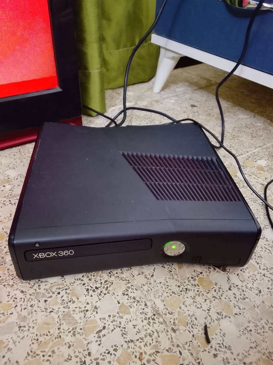 بـلي اكس بوكس 360 نضيف ما داخل مع يدتين وهاردات 2 500 لعبة بيه تصليح ب 130 وبي مجال قليل المكان بغداد الكرخ ***********

