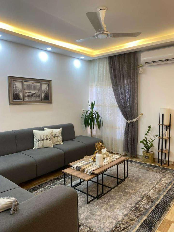 السلام عليكم
دار للبيع في مجمع طيبة ١ 
المساحة ٢٠٠ متر طابق واحد 
رقم الدار ١٩٤ 
مطبخ + استقبال + صالة + غرفتين نوم 

الاضافة 
تواليت خارجي 
تبديل باب المطبخ الخارجي 
تبديل باب الاستقبال الخارجي 
مطبخ حار 
سقيفة للطرمة 
الصالة والاستقبال جبس بورد 
باقي البيت سقوف ثانوية 
غرفتين سندويچ بنل في السطح مساحة كل غرفة ٣*٣
للأستفسار الاتصال ع الرقم 
***********
