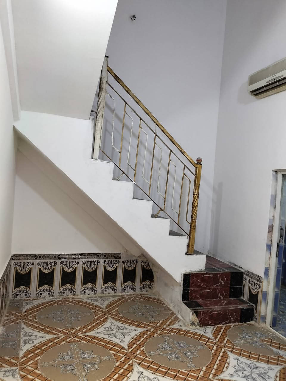 سلام عليكم بيت للبيع حي الخضراء مساحته 100 طابقين يحتوي على ثلاث غرف كافه الخدمات شارع السايدين خابر *********** بي واتساب
