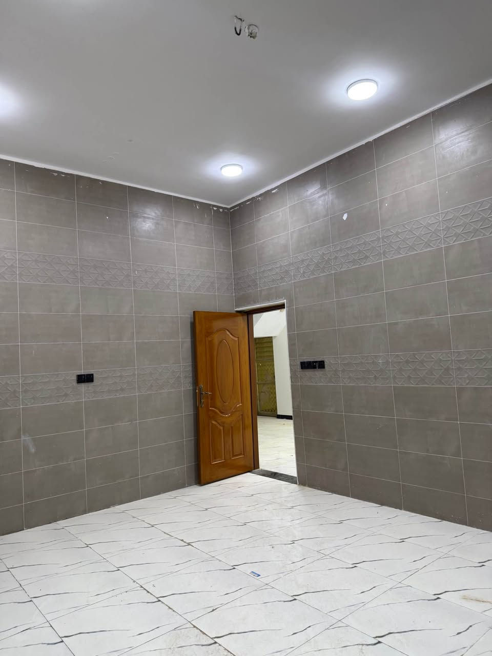 منزل للبيع / المساحة 210م | بناء حديث تسليم مفتاح 🔑 العنوان البصرة الصالحية شارع جامع ابي طالب 📍 
جنس العقار / طابو زراعي المالك عراقي 📄
يحتوي على غرف منام عدد 2 / وصاله واستقبال ومطبخ وصحيات داخلية وخارجية واستقبال 
السعر 140 مليون وقابل للتفاوض 
للتواصل والاستفسار : *********** : *********** البصرة, العراق
