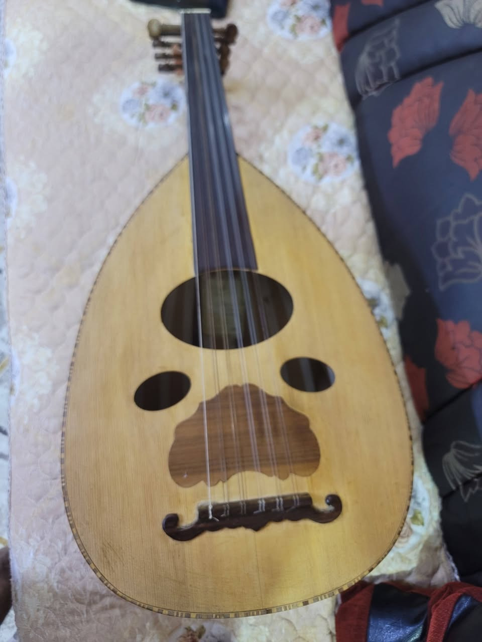 سلام عليكم عود سوري رقم واحد معدل على الوجه ماله الاصطه سينان سعره ١٧٥ نهايه مكاني بصره الي رايده يتصل على هاذه الرقم ***********
