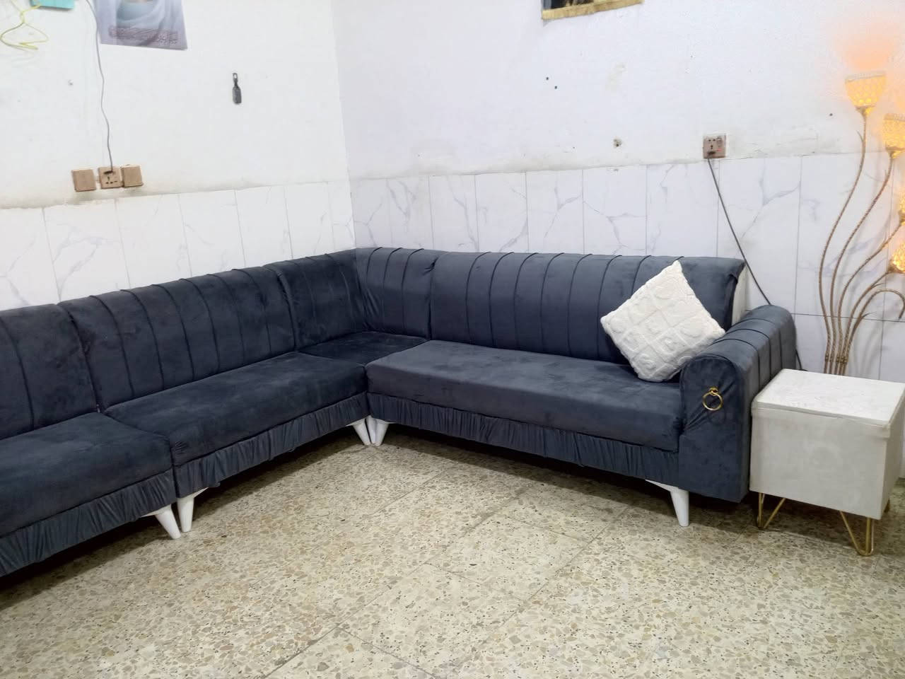 ديوان نظيف جدا 9مقاعد ب200الف وبي مجال المكان الوشاش *********** يوجد توصيل بكروة  يوجد واتس اب
