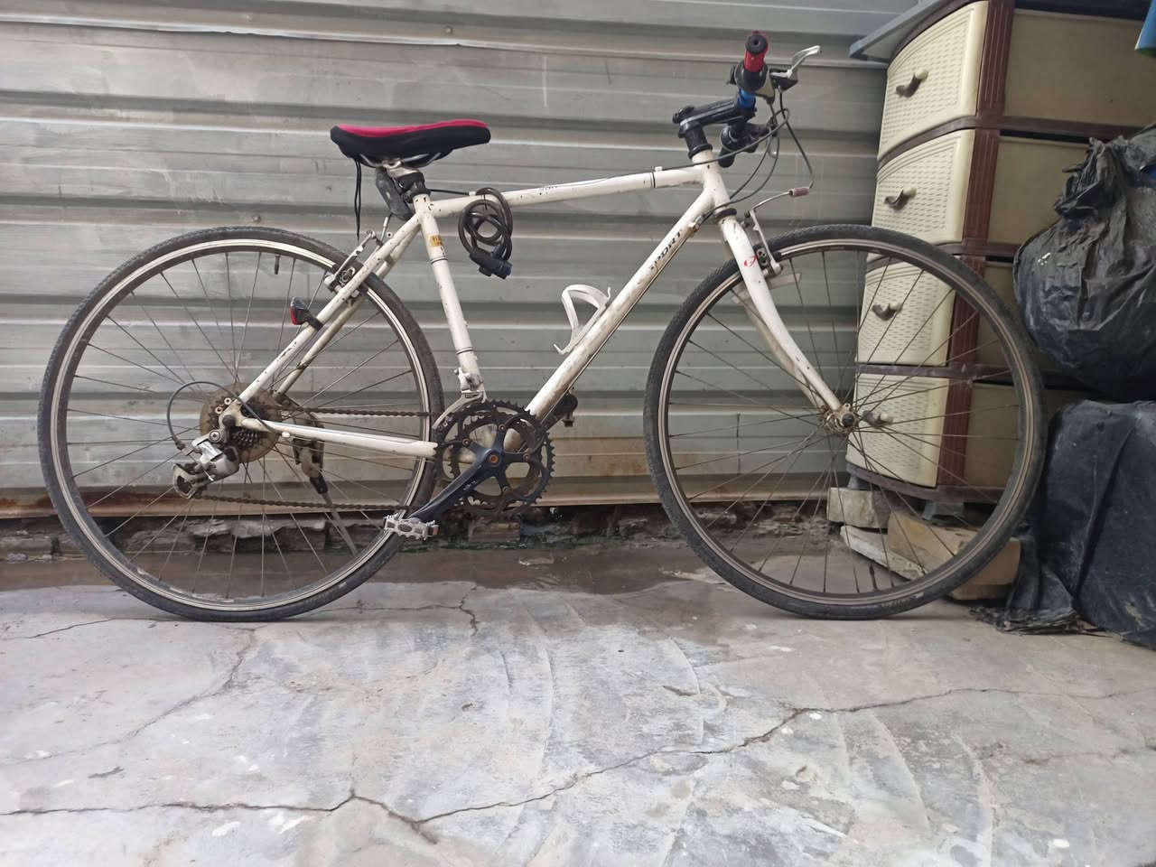 السلام عليكم
بايسكل للبيع c700

حجم 28

فقط تاير الخلفي بي ثقب يحتاج تبديل 
مكان بغداد حي الجامعة
سعر 120 الف 
موجود واتساب
***********
