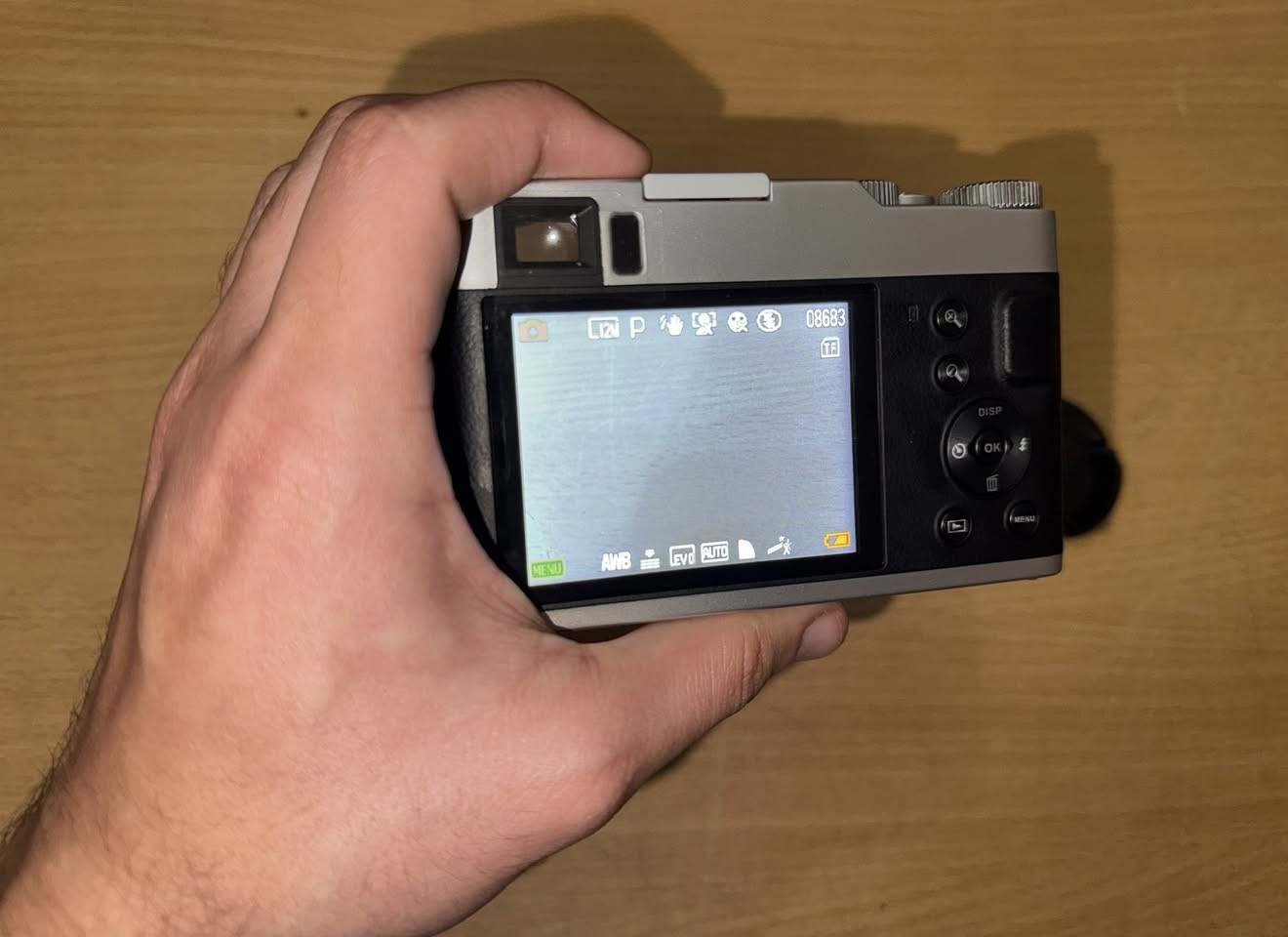 كاميرا دجتال - تصوير FHD او 4k حسب الرغبة - الكاميرا تشمل الاكسسوارات  المعروضه في الصورة - بطارية شحن ، كيبل Type-C، كيبل HD لنقل الصور الى الحاسبة ،Autofocus  
بالاضافة الى Memory Card
الحالة : جديدة
السعر : 100 الف شامل التوصيل 
للاستفسار واتساب: ***********
