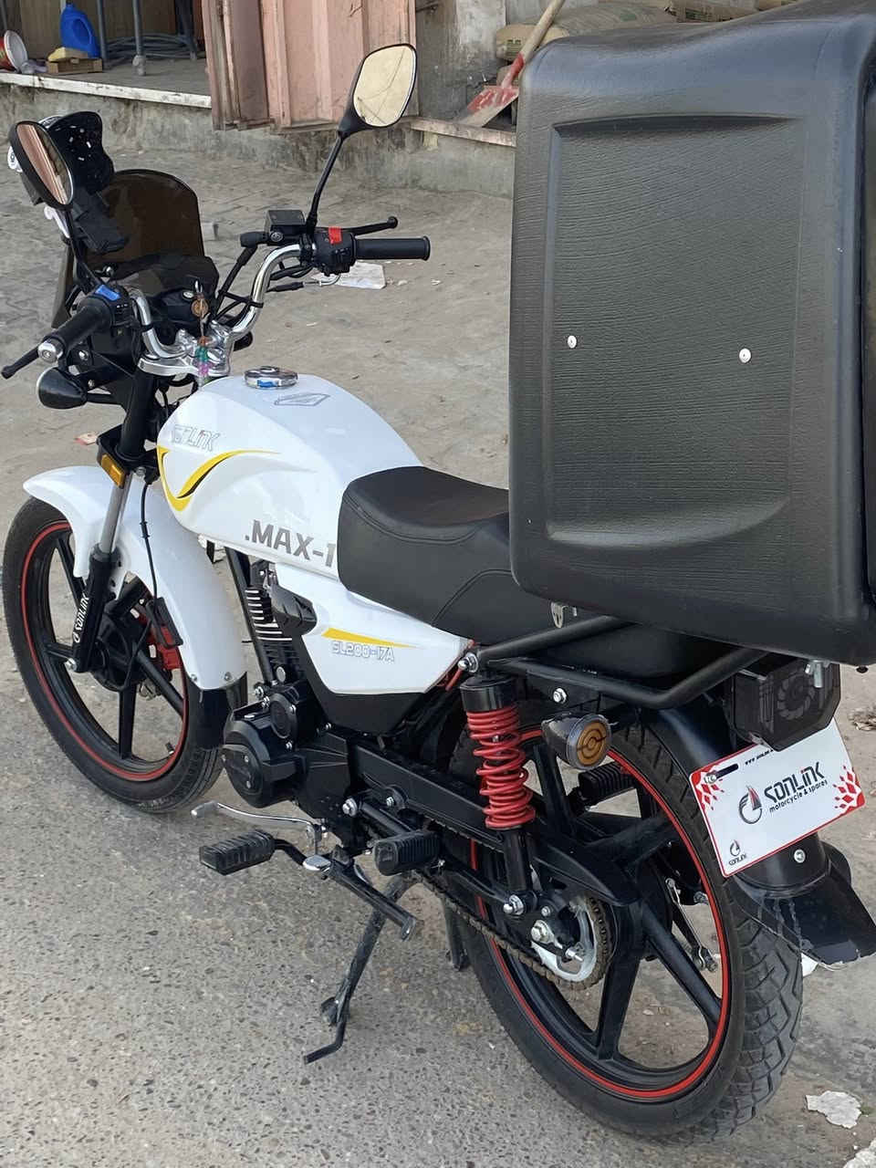‏دراجة سونيك موديل 26 محرك نظيف استخدام خمسة أيام محرك 200 سيسي ￼كل شيء نضيف للبيع هيه ومحلقاتهه كامله والسعر خاص والتواصل والاستفسار عله هاذ الرقم ***********
