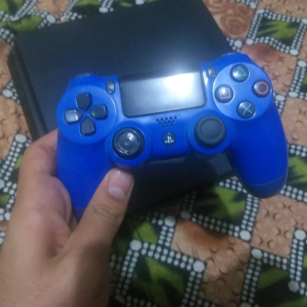 بلايستيشن 4 مهكر نظام 12 ذاكرة 500 ويجي ويا جويستك نفس الي بالصورة محمل بي خمس العاب  Gta 5 It takes two Call of duty III Pes 2020 Ghost of Tsushima مكاني بغداد الكريعات  السعر ٣٠٠  واتساب ***********
