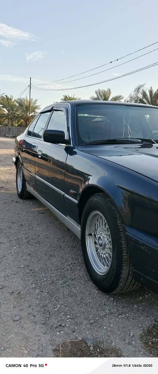 سلام عليكم للبيع بي ام 525  موديل 1993 رقم دولي بغداد بسمي   سنويه 2030 هزه جديده كير اوتماتيك محرك مسكر فانوس  شلعه تخبل صدر خلفي امامي وتايرات جدد  تبريد كشن كهربائيّ  شغاله صبغ جماليه فقط غرفه حلوه سياره جاهزه اي نقص ما بيها المكان حله  للاتصال ***********و *********** سعره خاص

