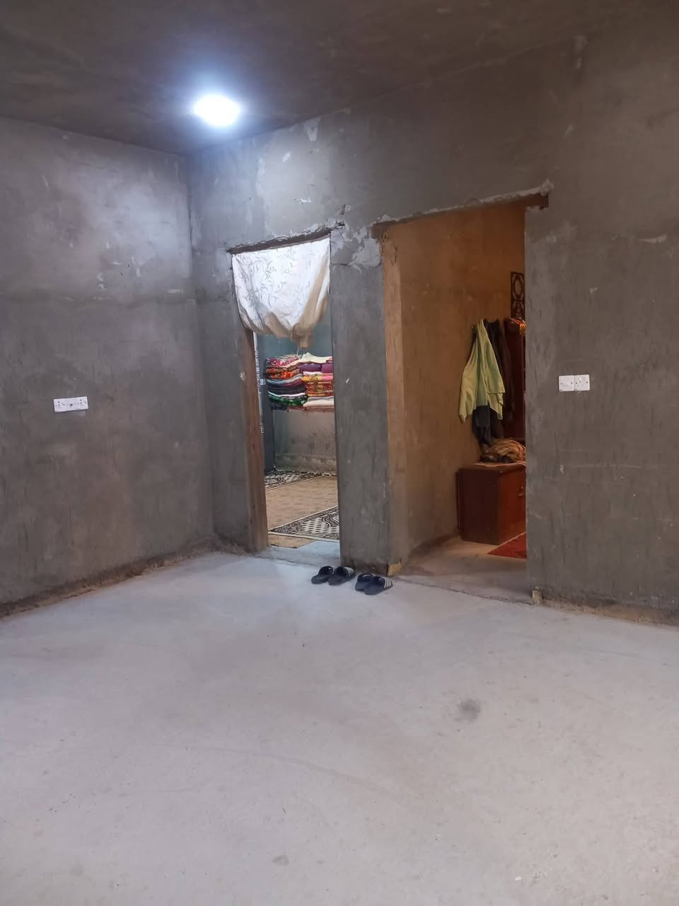 بيت للبيع في حي بغداد الصويره مساحه لبيت ٢٧٥ يتكون من غرفتين وصاله واستقبال وحمامات داخليه وخارجيه سعر ٦٣ وبي مجال للشراي/ لحد يكلي عوزه هواي اعرف ليريد يستفسر يتصل ***********
