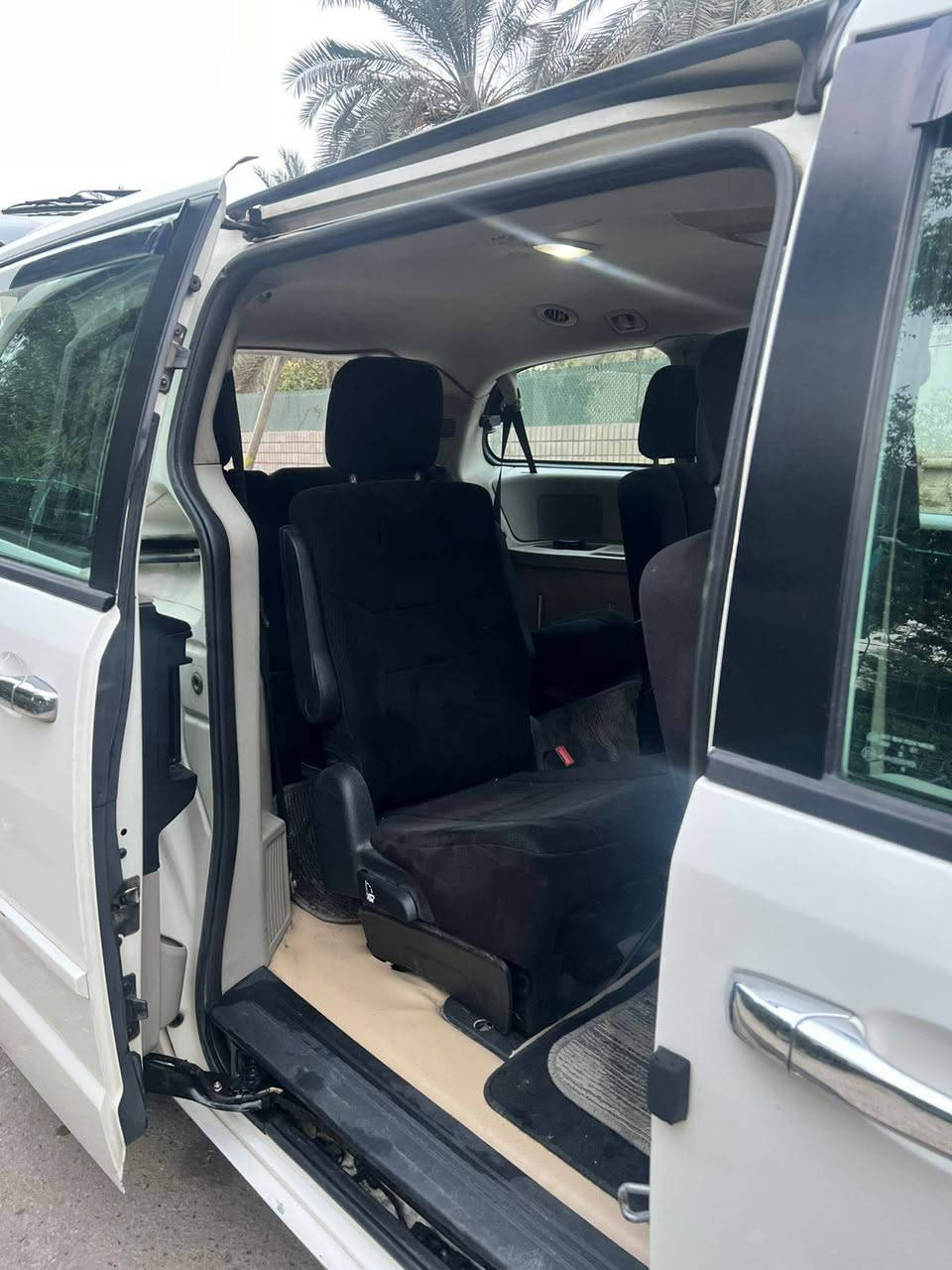 السلام عليكم 
سياره دوج كرفان 
وارد امريكي 
موديل 2012
ماشيه 117ميل
لون السياره ابيض 
ثلاث قطع تبريد 
السياره كهربائيه(البوب والصندوق كهرباء)
شاشه كار بلي 
شاشه خلفيه 
داش كام امامي خلفي 
ويل 16
تحكم ستيرن جهتين
المكينه والگير مكفولات
السياره جاهزه مجهزه تاخذها تترحملي  
بيها حادث ابغداد جاملغ عكس السايق دعمني ابو دلفري 
الحمدلله 
سعرها 140$
للاستفسار الاتصال على الارقام التاليه
*********** فقط مكالمه
*********** فقط واتساب
