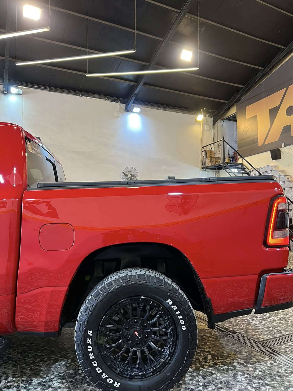 � دوج رام سبورت 2022
• المحرك: HEMI V8 سعة 5.7 لتر
• القوة: 395 حصان
• العزم: 556 نيوتن متر
• ناقل الحركة: أوتوماتيك 8 سرعات
• نظام الدفع: دبل أو دفع خلفي
• شاشة كبيرة Uconnect مع Apple CarPlay و Android Auto
• تشغيل بصمة + ريموت ستارت
• رنكات رياضية 20 إنج
• كاميرا خلفية
• رادار أمامي وخلفي + حساسات توقف
• مقاعد جلد رياضية
•سياره كلين تايتل بيها طخه بسيطه بارد بعدني ما مسويها 
/سعر 385 وبيها مجال
الاتصال: ***********
***********
