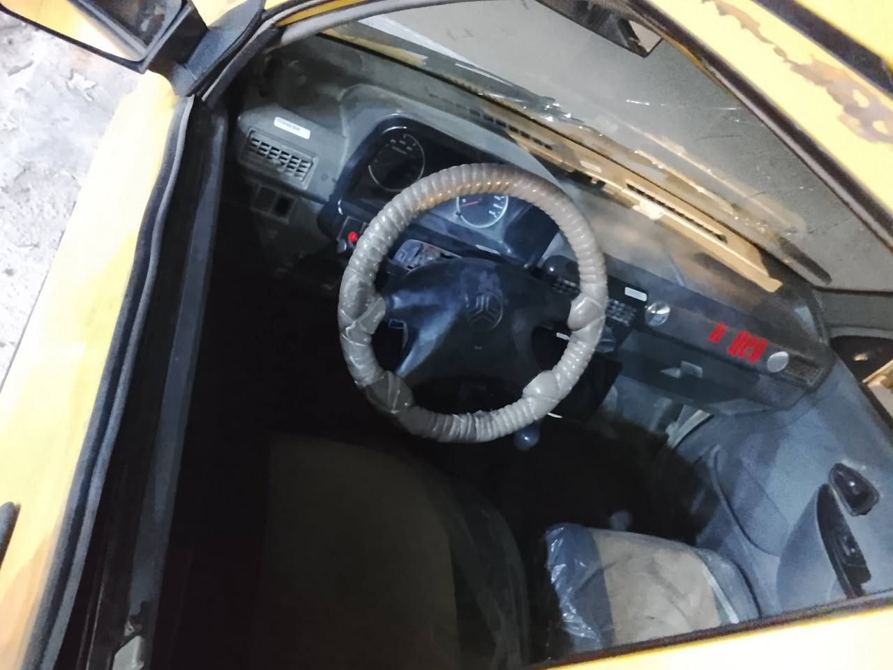 سلام عليكم سايبه صفره معروضه للبيع حداديه مكفوله مكينه وكير مكفولات ضمان ميه بل ميه  ما مسجله هيئه سعر السياره 15 ورقه السكن نجف حي نيسان رقم الهاتف ***********
