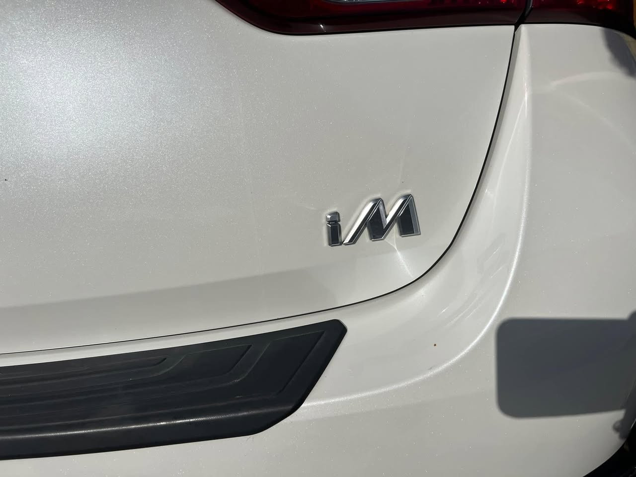 سياره نوع corolla(im)
وارد كندي 
حادث جاملغ موضح بلصوره 
كيررررر عـــادي (6سراعت لنمره 7بك فقسه)
مواصـــفات
-رادار امامي 
-مثبت سرعه 
-مانع اصطدام 
-تدفئه كشنات اماميه 
-مانع انزلاق 
سياره نظيفه استعمال شخصي 
ماشيه 130 الف 
عارضها 120وبيها مجال 
للتواصل ***********
