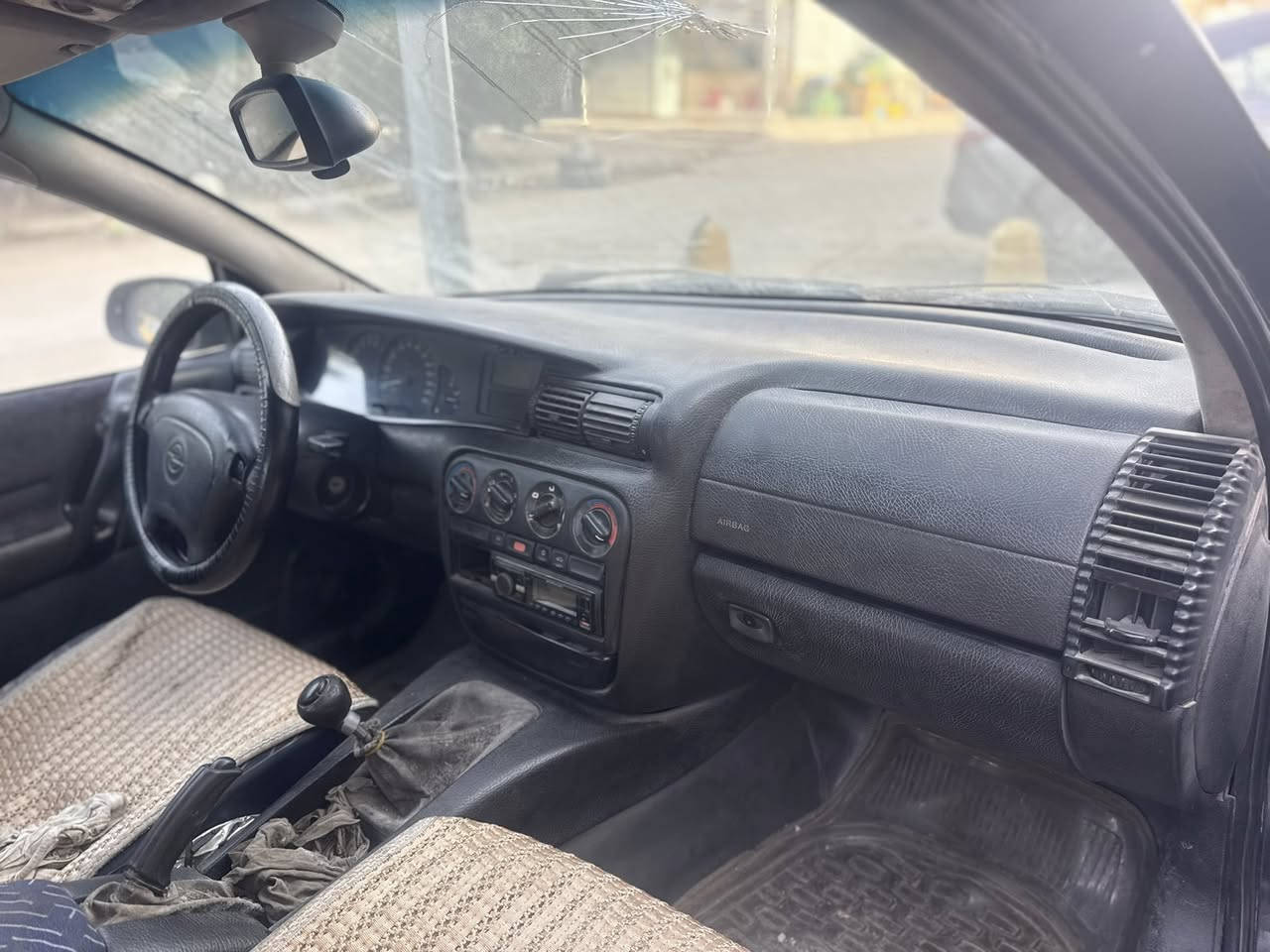 السلام عليكم اخوان عندي اوبل 1995 السياره بلاديه وجاهزه من كلشي كير مكينه كله تمام تبريد بلادي ثلج رقم بغداد جاهزه من كلشي السعر 38 مكاني بغداد  زيونه للاستسفار الاتصال ***********
