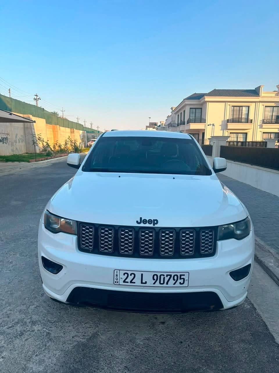 جيب غراند شيروكي (JEEP GRAND CHEROKEE)
 الفئة: بلاك توب (BLACKTOP)
 الموديل: 2020
 اللون: أبيض
المواصفات الفنية
 المحرك: 3.6L V6
 ناقل الحركة: أوتوماتيك
 نظام الدفع: دفع رباعي 4x4
 الممشى (المسافة المقطوعة): 88,000 مايل
 حالة الحادث: حرق بسيط بالدشبول
 قشر السيارة (سند الملكية): CLEAN TITLE
المميزات والمواصفات الداخلية
 تشغيل بصمة
 مثبت سرعة
 نظام صوتي فاخر
 مقاعد جلد
 فتحة السقف: لا يوجد
 حساسات أمامية وخلفية
 كاميرا خلفية
 شاشة لمس
 مكان تكريت 
السياره كلين
تواصل ***********

السعر 235 وبيها مجال
